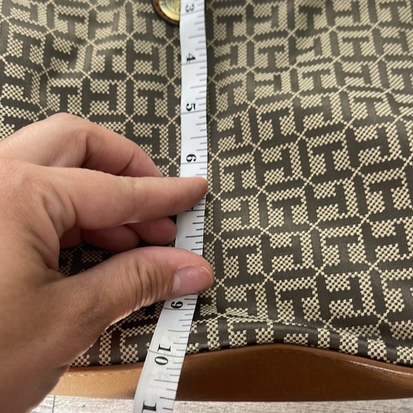 TOMMY HILFIGER Signature Logo Tan Multi Pocket Handbag - Picture 11 of 11